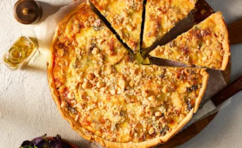 Paddenstoelentaart met pastinaak, komijnekaas en hazelnoten