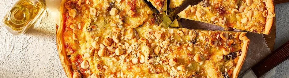 Paddenstoelentaart met pastinaak, komijnekaas en hazelnoten