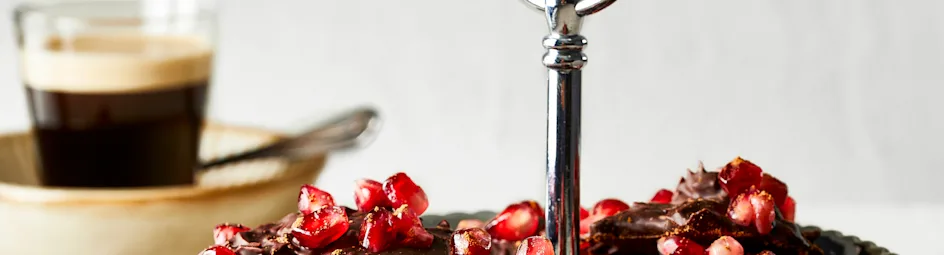 Bonbon van pure chocolade en granaatappel