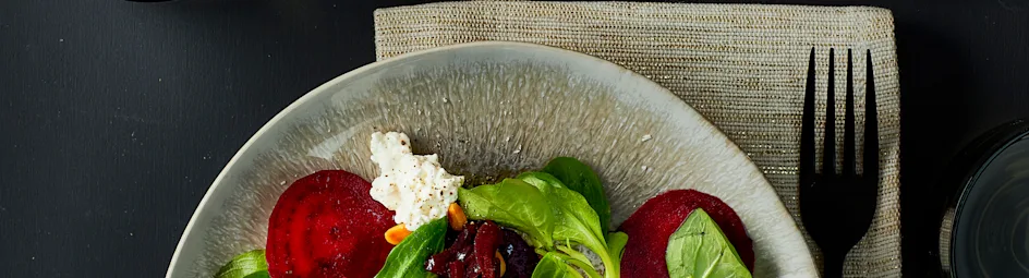 Salade van geschaafde bietjes met uiencompote