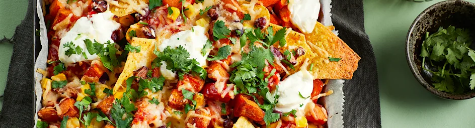 Gegratineerde tortillachips met zoete aardappel, mais en bonen