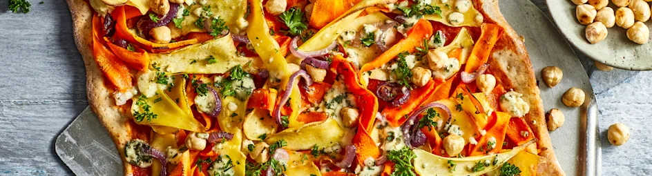 Pizza met pastinaak, blauwe kaas en hazelnoten