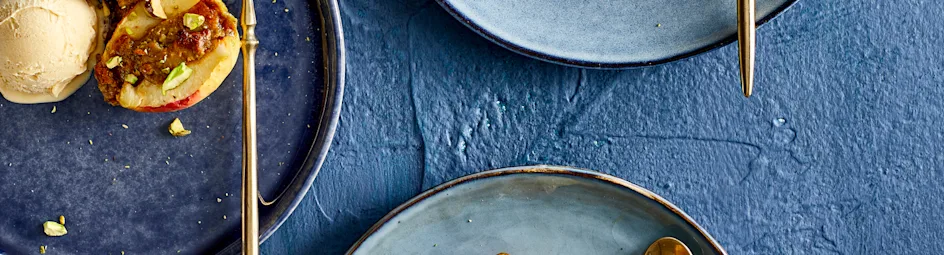 Geroosterd appeltje met pistachespijs en roomijs