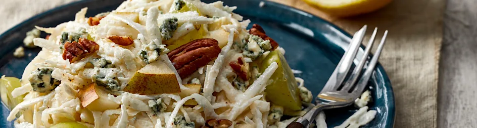 Fruitige knolselderijsalade met blauwe kaas