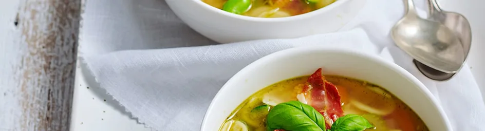 Lichte minestrone met tuinbonen, courgette en pancetta