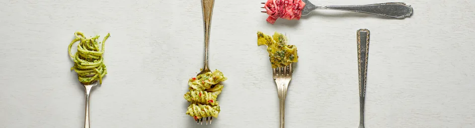 Bietenpesto met mierikswortel, hazelnoten en gorgonzola