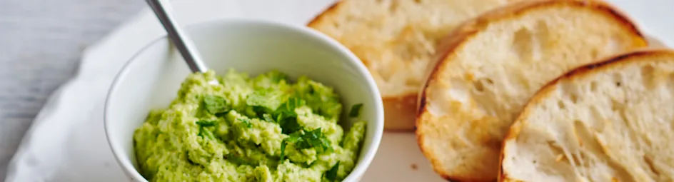Crostini met tuinbonen en feta