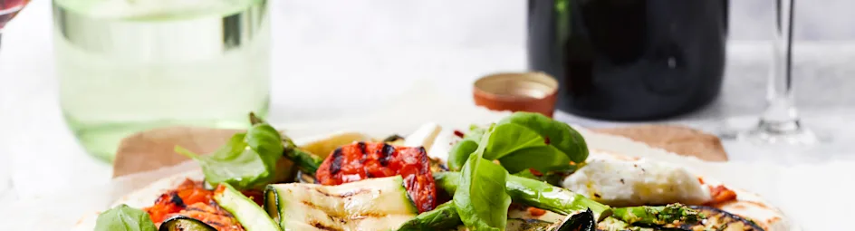 Lente‘pizza' met gegrilde groenten en mozzarella