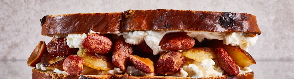 Sandwich gebakken banaan met ricotta-roomkaas en suikerpinda's