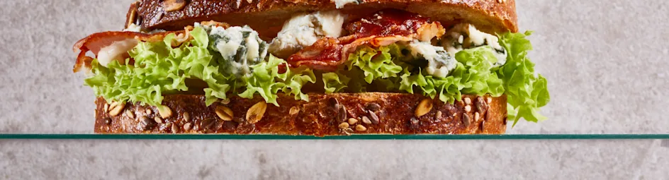 Sandwich met blauwe kaas en krokante pancetta