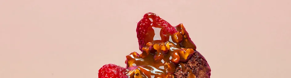 Chocolade-ijs met pecankaramel en frambozen