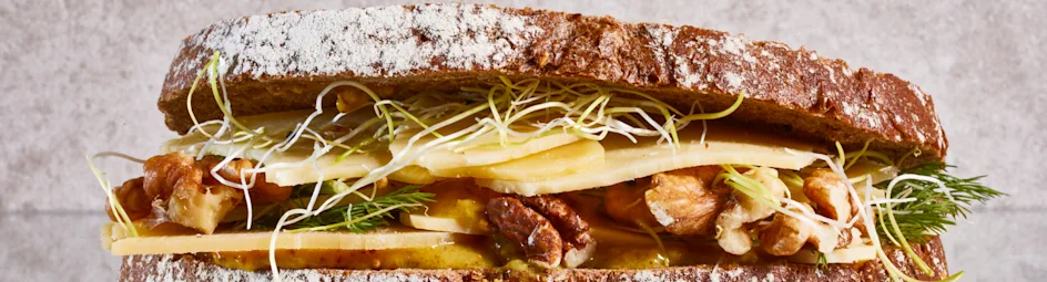 Sandwich oude kaas met honing-mosterdsaus