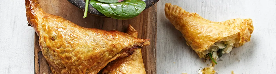 Spanakopita-pasteitjes met spinaziesalade