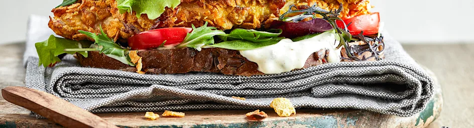 Crispy kipburger met honing-mosterdsaus