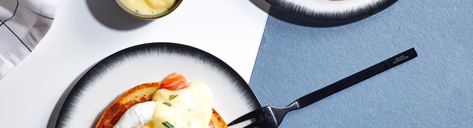 Eggs benedict met gerookte zalm en bearnaisesaus