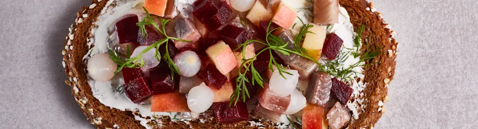 Sandwich haring-bietensalade