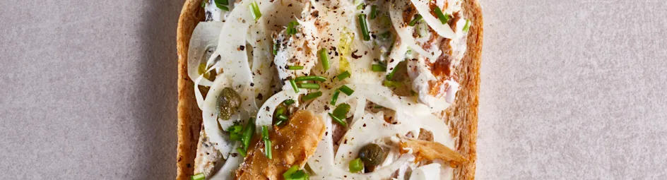 Sandwich gerookte makreel met venkel