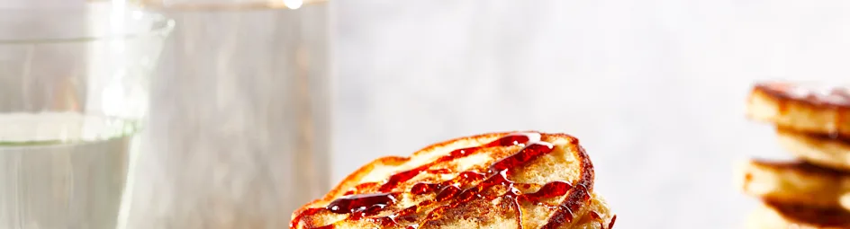 American pancakes met rozijnen en pecannoten