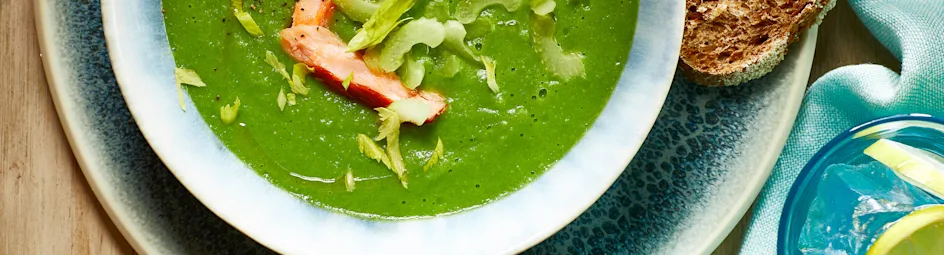 Voorjaarssoep van doperwten en warmgerookte zalm