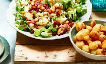 Andijviesalade met appel en spekjes
