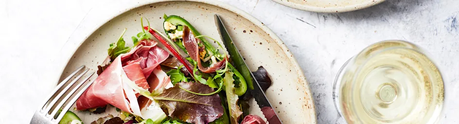 Salade met gevulde komkommer en parmaham