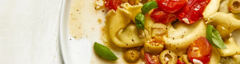 Tortellini met tomaat-olijvensaus