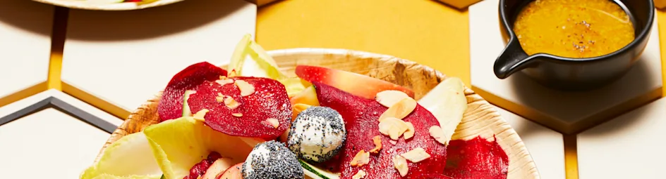 Bonte salade met geitenkaas en honingdressing