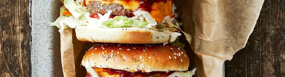 Cheeseburger met selderijsalade