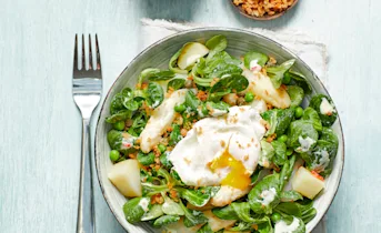 Lauwwarme aardappel-aspergesalade met gepocheerd ei