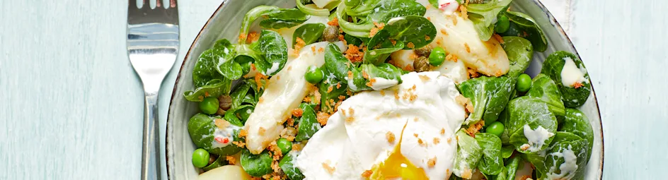 Lauwwarme aardappel-aspergesalade met gepocheerd ei