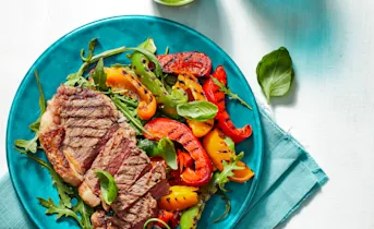 Geroosterde paprikamix met entrecote en basilicumdressing