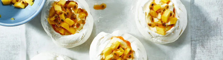 Mini-mangopavlova's met passievrucht