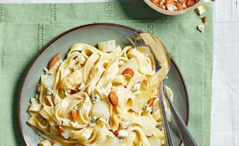 Tagliatelle met asperges, blauwe kaas en amandelen