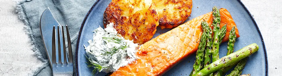 Rösti met warmgerookte zalm en gegrilde asperges