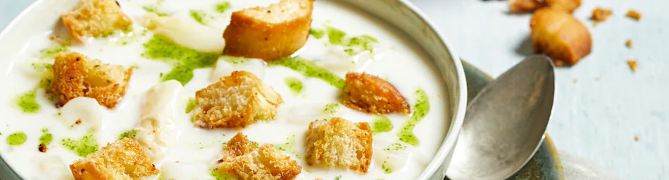 Aspergesoep met peterselie-olie en knoflookcroutons