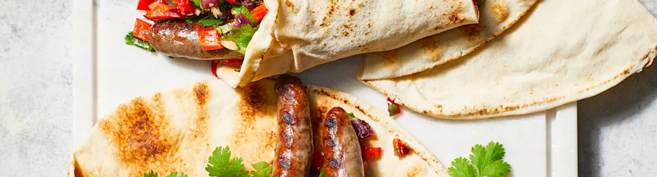 Merguez-hotdog met tomaten-paprikarelish