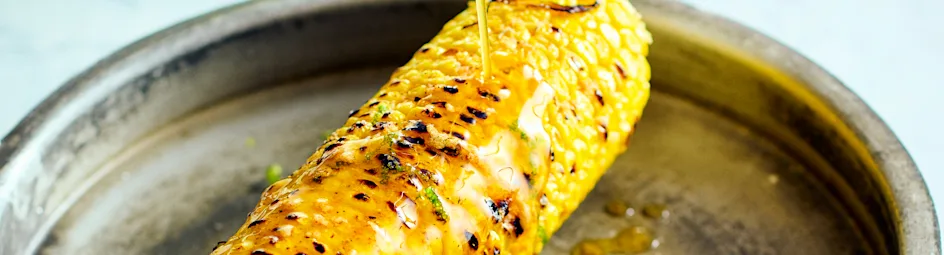 Maiskolf met cajun-limoenboter