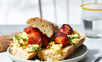 Geroosterde barbecueworst met frisse bloemkoolrelish