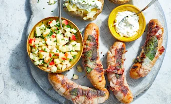 Gegrilde worst met spek en appelrelish