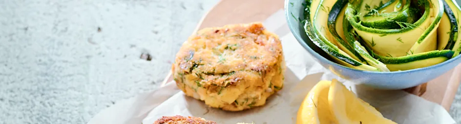 Aardappel-zalmkoekjes met courgettesalade