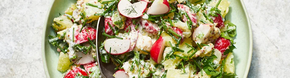 Kruidige aardappelsalade met radijs en yoghurtdressing