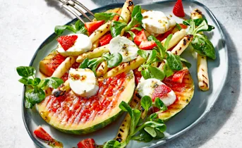 Gegrilde watermeloen en asperges met mozzarella