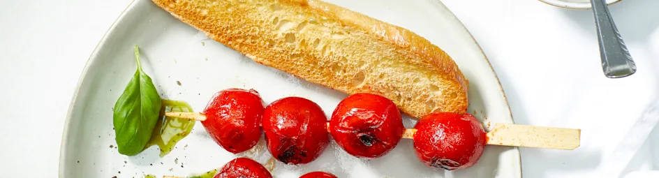 Gegrilde tomatenspiesjes met burrata en basilicumolie