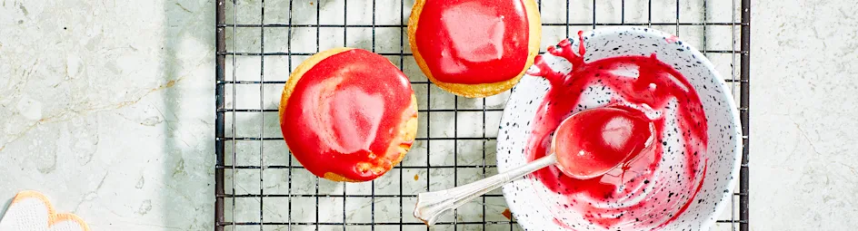 Roze koeken met frambozenglazuur