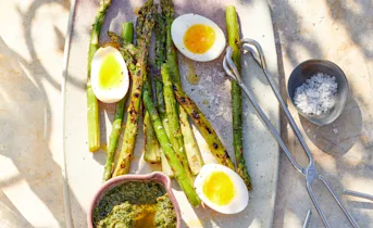 Gegrilde groene asperges met salsa verde