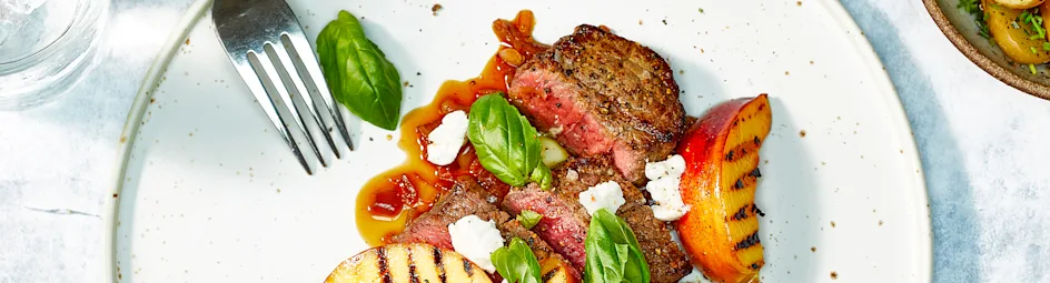 Biefstuk met balsamicojus, gegrilde nectarine en geitenkaas