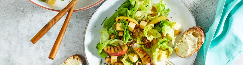 Zomerse maaltijdsalade met Goudse kaas en noten