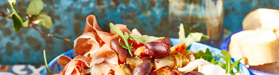 Pastasalade met aubergine, ham en mozzarella