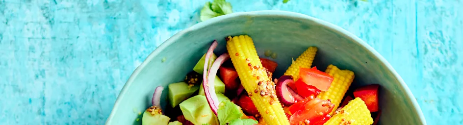 Babymais-salade met avocado en korianderdressing