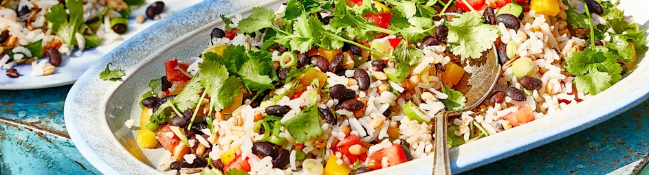 Rijstsalade met zwarte bonen en tomaat